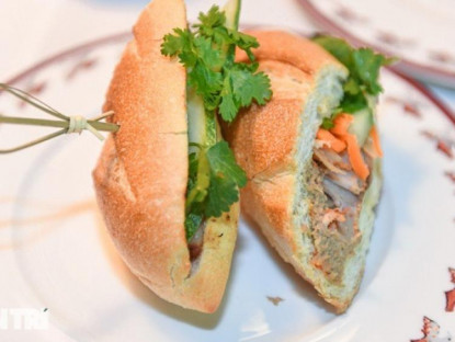 Ăn gì - Cận cảnh chiếc bánh mì giá 260.000 đồng ở Hà Nội