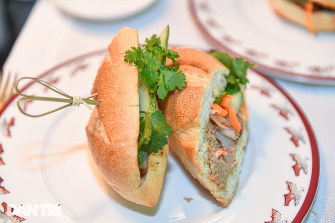 Cận cảnh chiếc bánh mì giá 260.000 đồng ở Hà Nội - 3