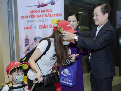 Chuyện hay - Đón du khách trên chuyến bay thẳng đầu tiên từ Đài Bắc đến nhà ga mới của Huế