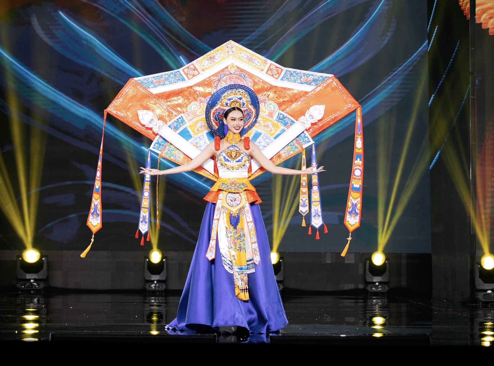 Đặng Hoàng Tâm Như trình diễn trang phục dân tộc lấy cảm hứng từ nghệ thuật Pháp lam Huế - 1