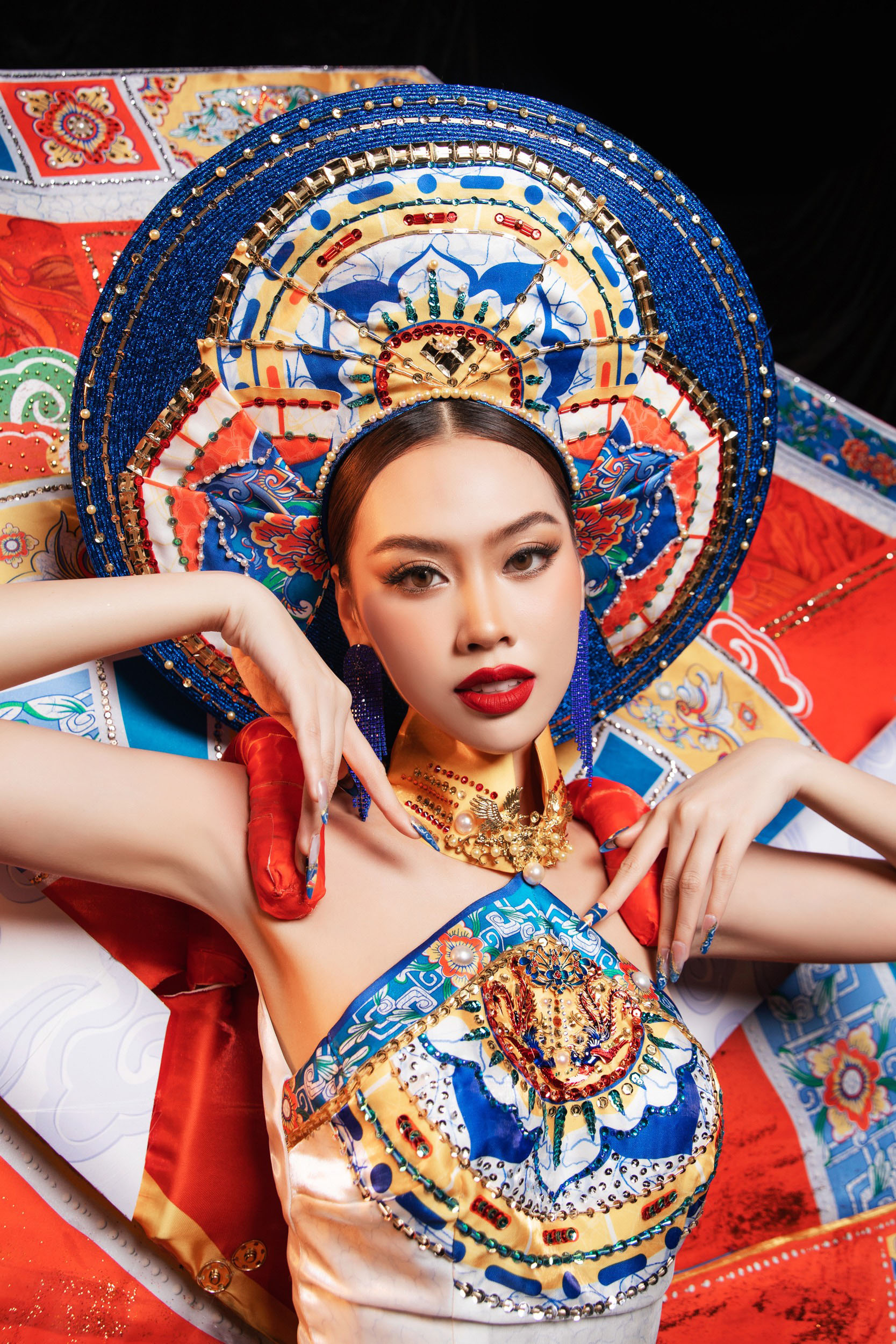 Đặng Hoàng Tâm Như trình diễn trang phục dân tộc lấy cảm hứng từ nghệ thuật Pháp lam Huế - 4