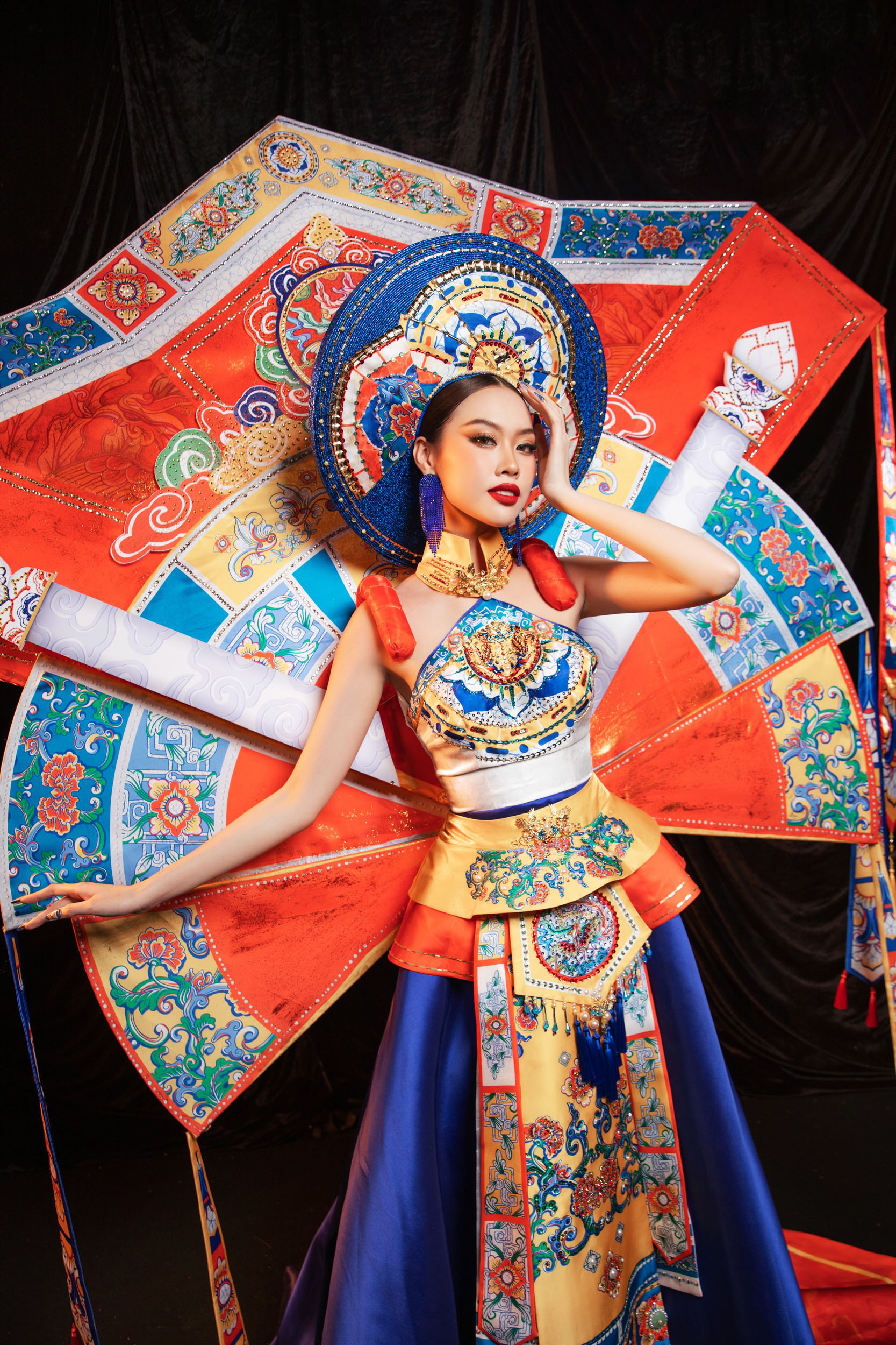 Đặng Hoàng Tâm Như trình diễn trang phục dân tộc lấy cảm hứng từ nghệ thuật Pháp lam Huế - 2
