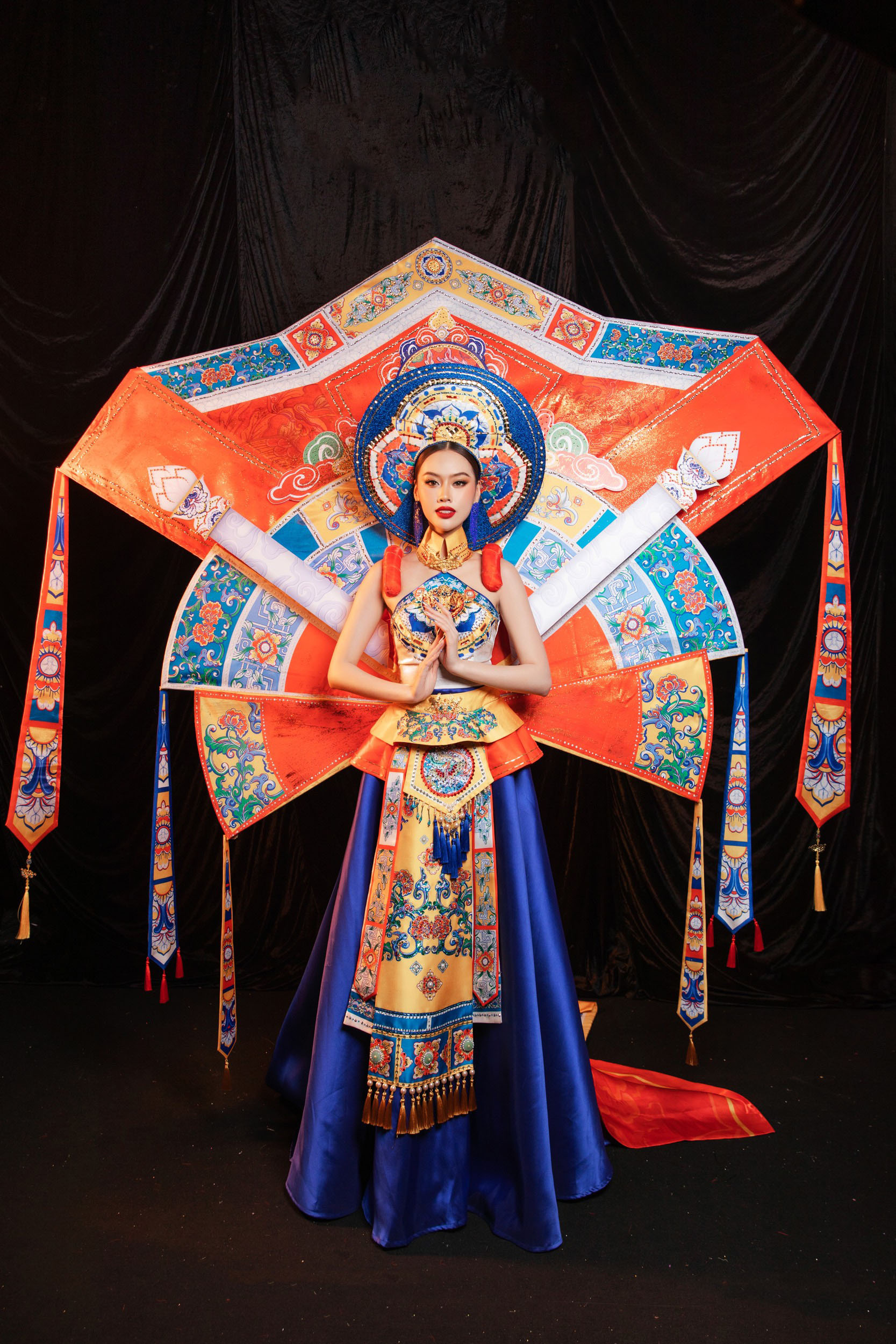 Đặng Hoàng Tâm Như trình diễn trang phục dân tộc lấy cảm hứng từ nghệ thuật Pháp lam Huế - 3