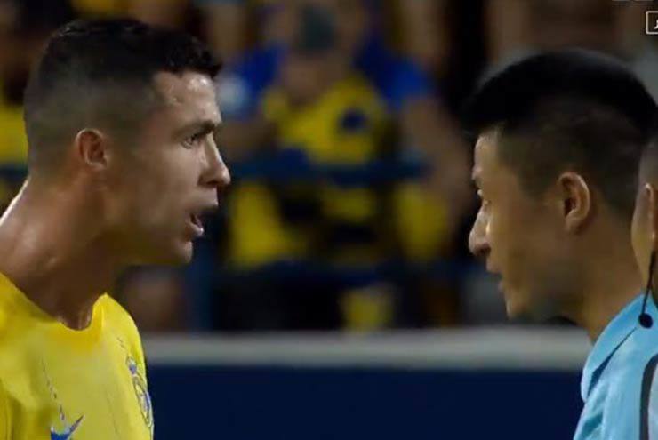 Ronaldo tức giận hét vào mặt, chửi trọng tài vì không được penalty - 1