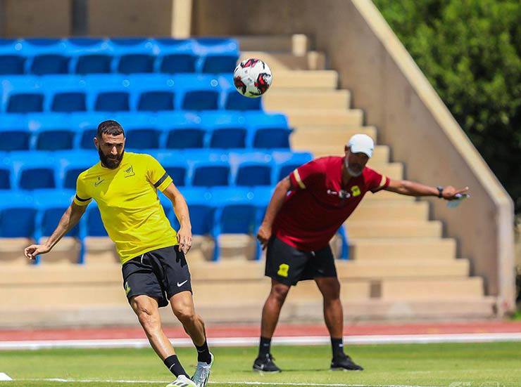 Biến ở CLB của Benzema: QBV đá thua tiền đạo Marocco, vẫn có gan đòi băng đội trưởng - 2