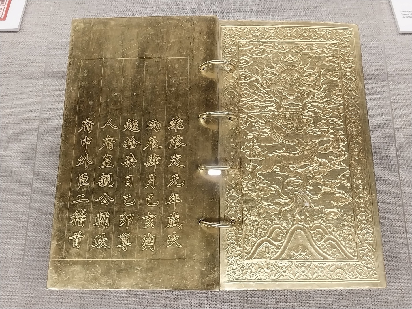 Chiêm ngưỡng cổ vật vô giá tại bảo tàng trăm tuổi ở Huế - 4