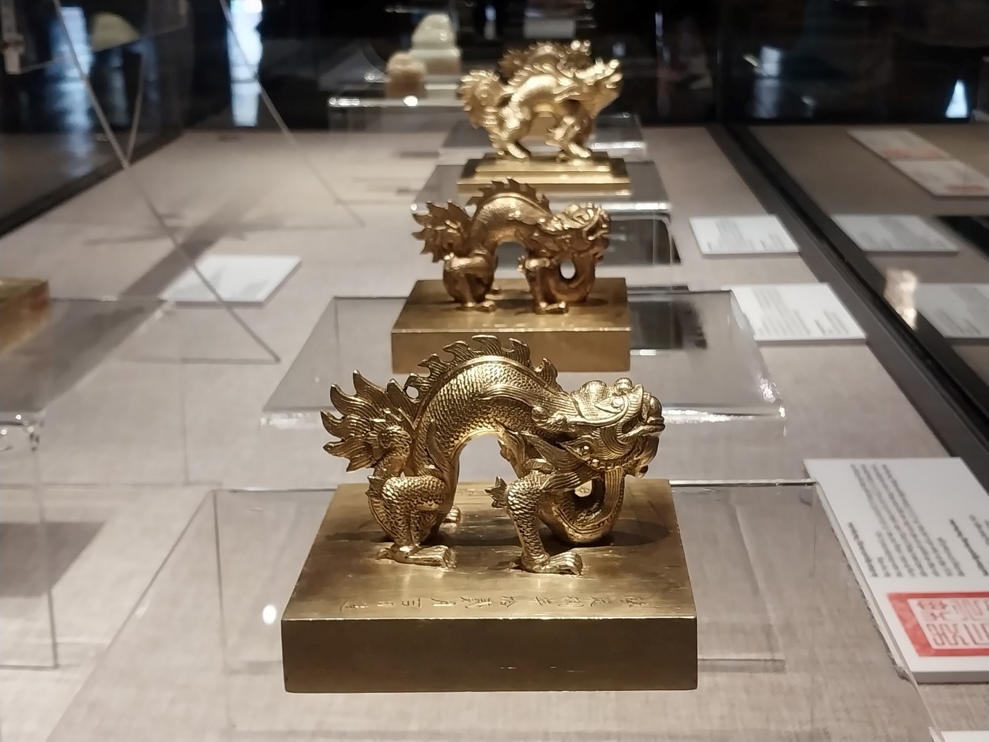 Chiêm ngưỡng cổ vật vô giá tại bảo tàng trăm tuổi ở Huế - 3