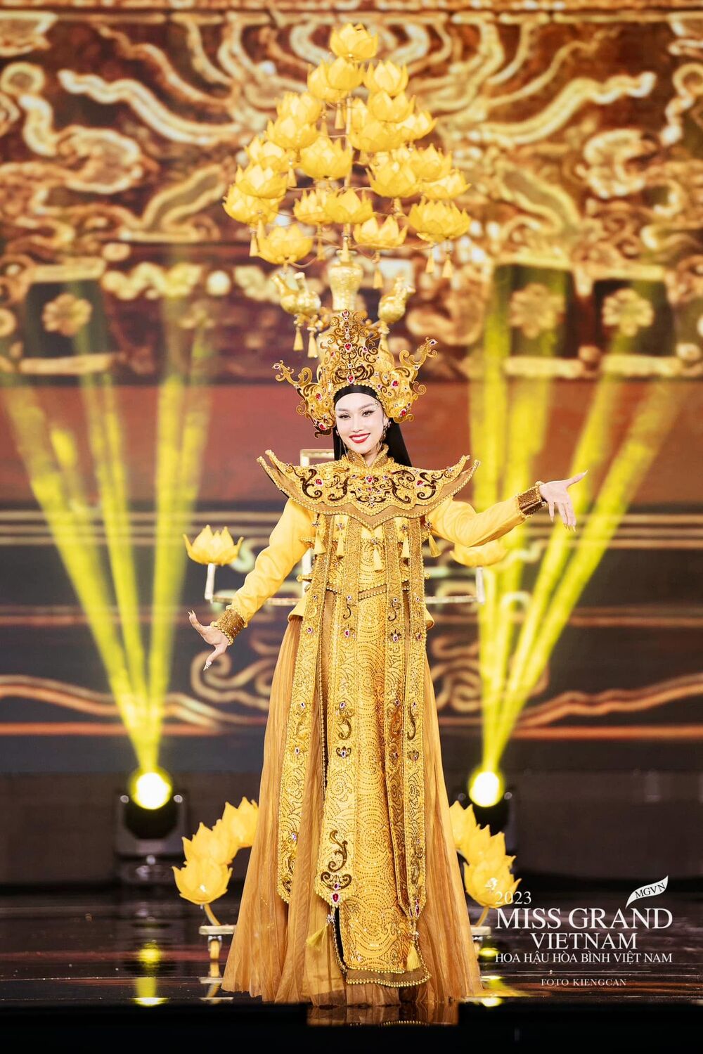 Bùi Thị Thanh Thuỷ toả sáng với váy dạ hội đính 10.000 viên pha lê tại chung khảo Miss Grand Vietnam 2023 - 3