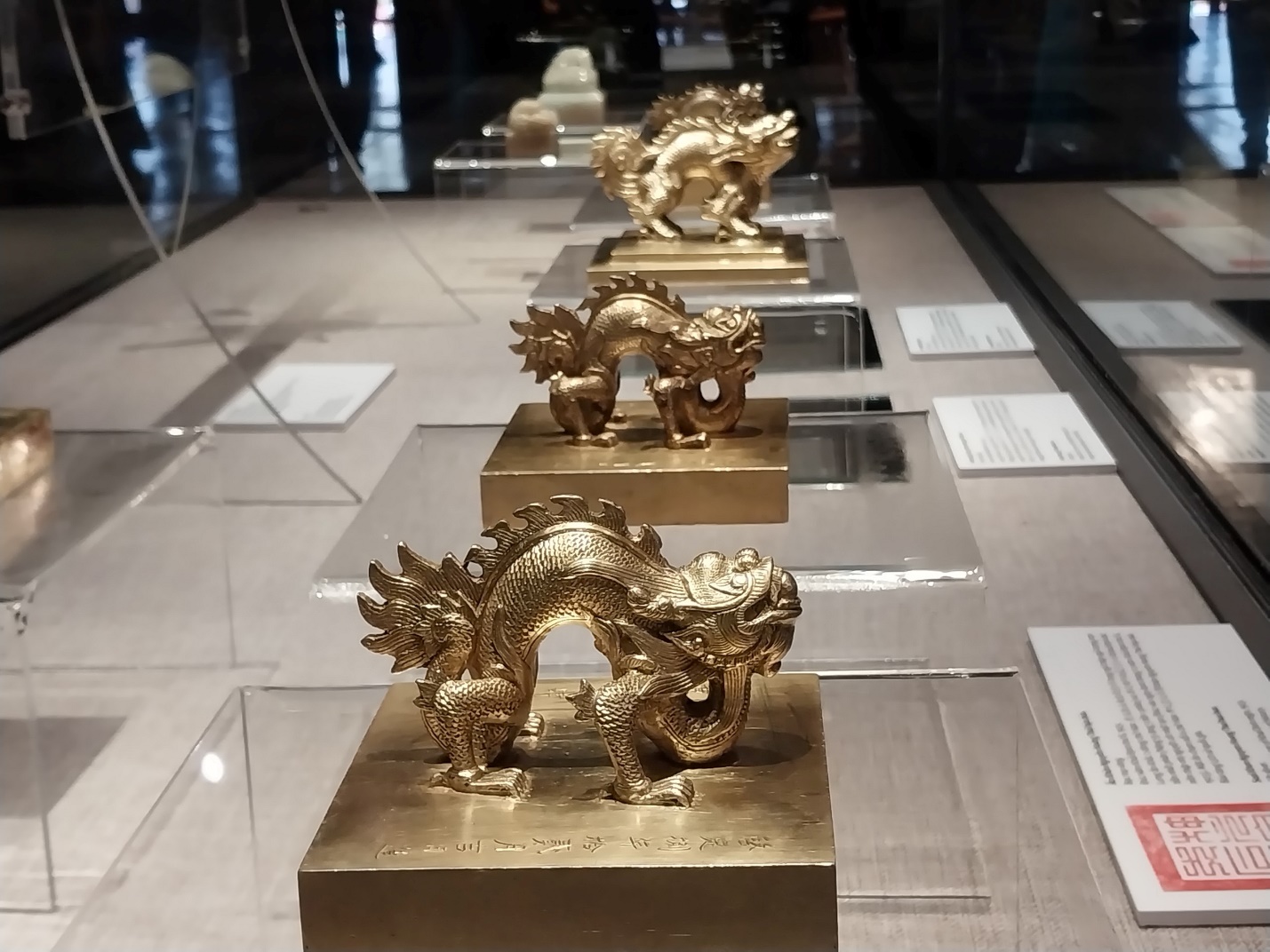 ‘Mục sở thị’ loạt cổ vật vô giá thời vua Khải Định ở bảo tàng xứ Huế - 2