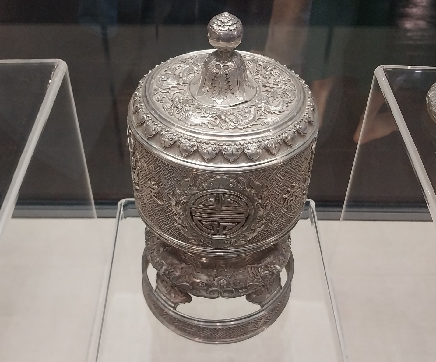 ‘Mục sở thị’ loạt cổ vật vô giá thời vua Khải Định ở bảo tàng xứ Huế - 12