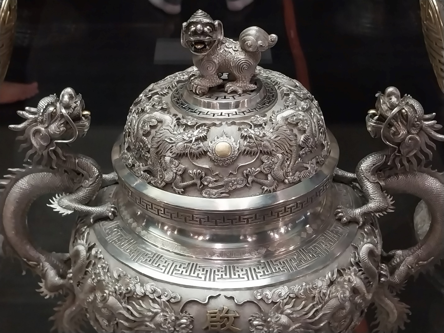 ‘Mục sở thị’ loạt cổ vật vô giá thời vua Khải Định ở bảo tàng xứ Huế - 15