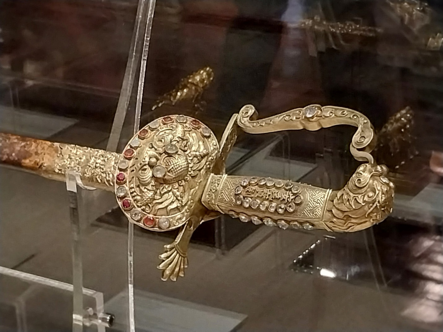 ‘Mục sở thị’ loạt cổ vật vô giá thời vua Khải Định ở bảo tàng xứ Huế - 7