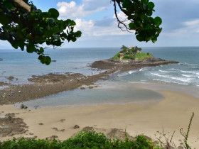 Con đường bí ẩn đưa khách chiêm bái, vãn cảnh ngôi miếu trên đảo ở Vũng Tàu