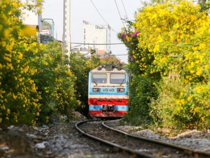 Chuyển động - Nhiều dải hoa khác nhau sẽ được trồng bên cạnh đường sắt ở TP.HCM