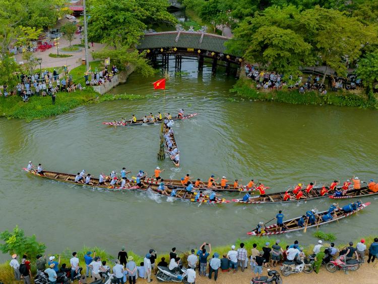 Về cầu ngói Thanh Toàn, xem đua ghe trên sông Như Ý