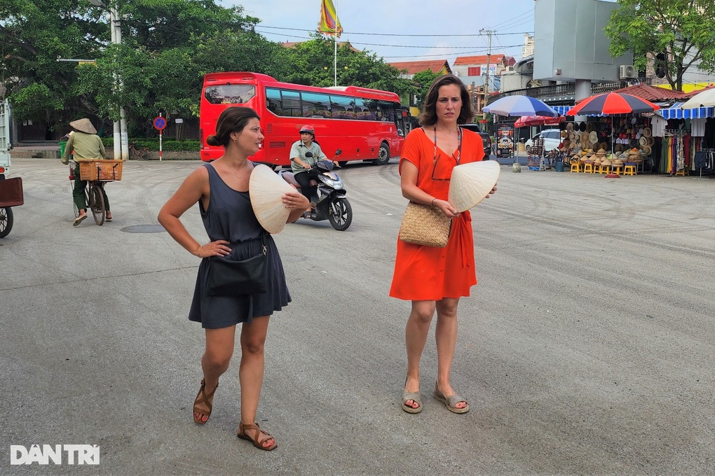 Lái đò khu du lịch Tam Cốc không dám chở khách vì sợ bị "tẩy chay" - 3