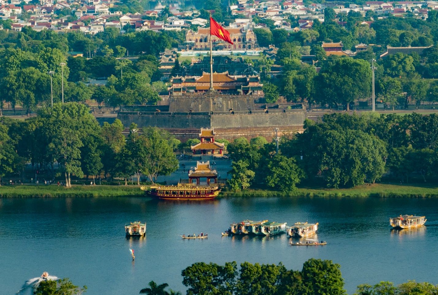 Đôi bờ sông Hương chật kín du khách xem đua ghe - 19