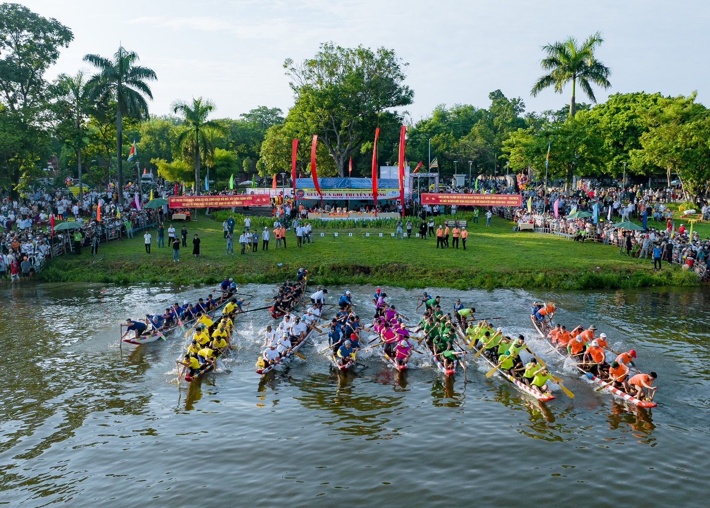 Đôi bờ sông Hương chật kín du khách xem đua ghe - 1