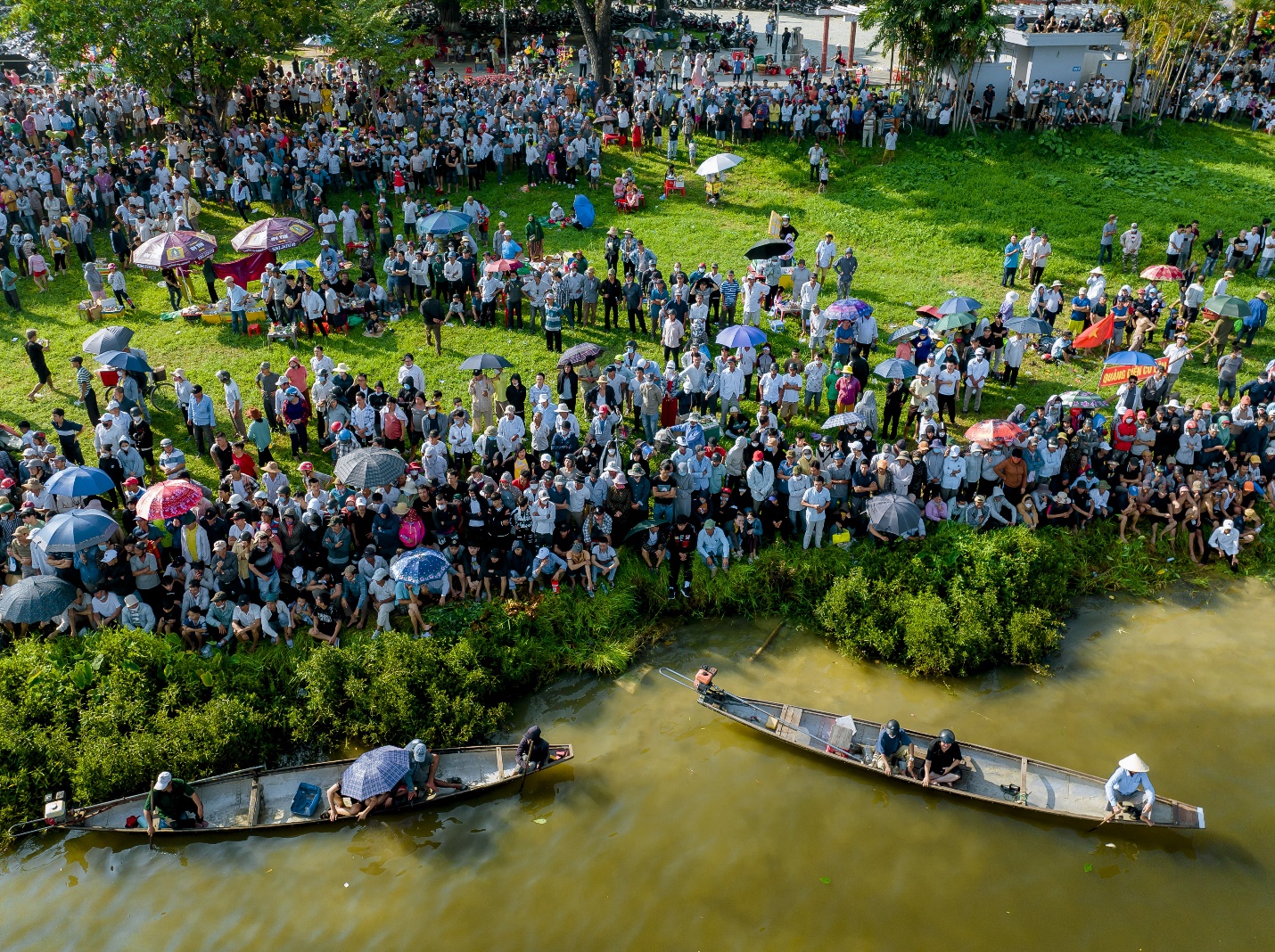 Đôi bờ sông Hương chật kín du khách xem đua ghe - 13