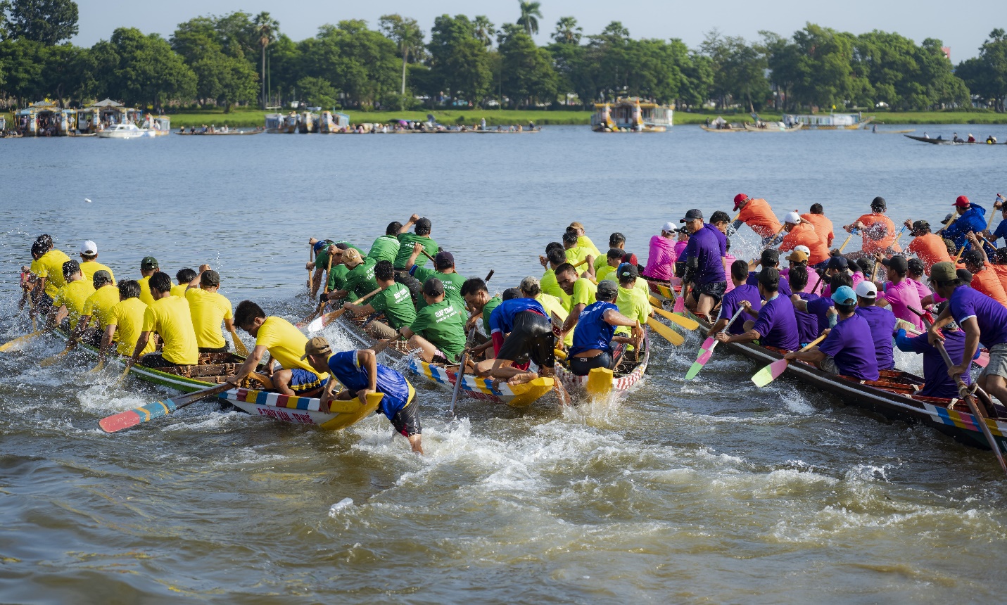 Đôi bờ sông Hương chật kín du khách xem đua ghe - 2