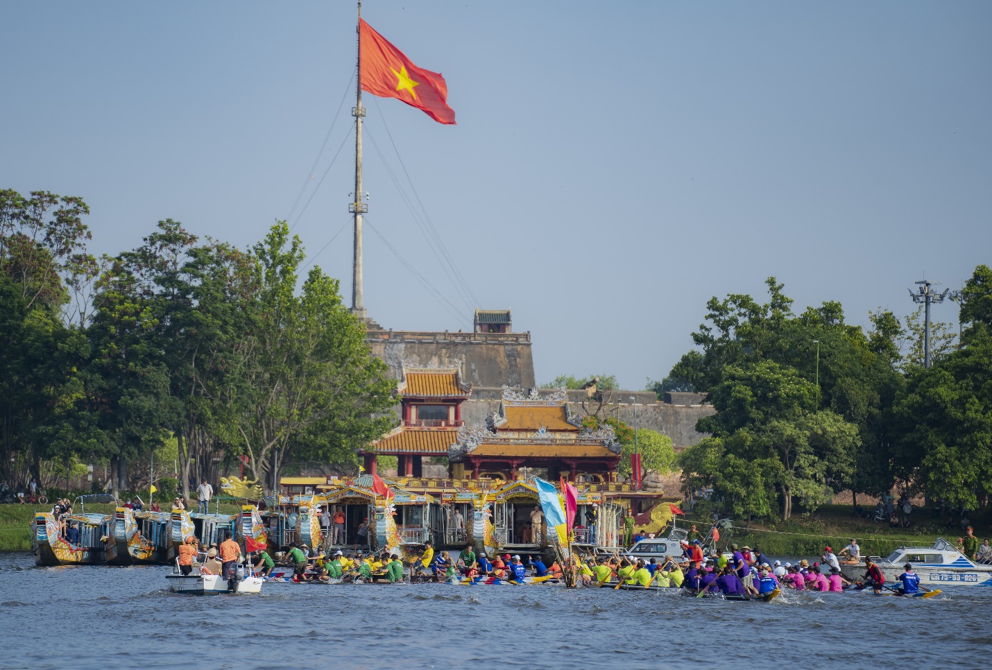 Đôi bờ sông Hương chật kín du khách xem đua ghe - 14
