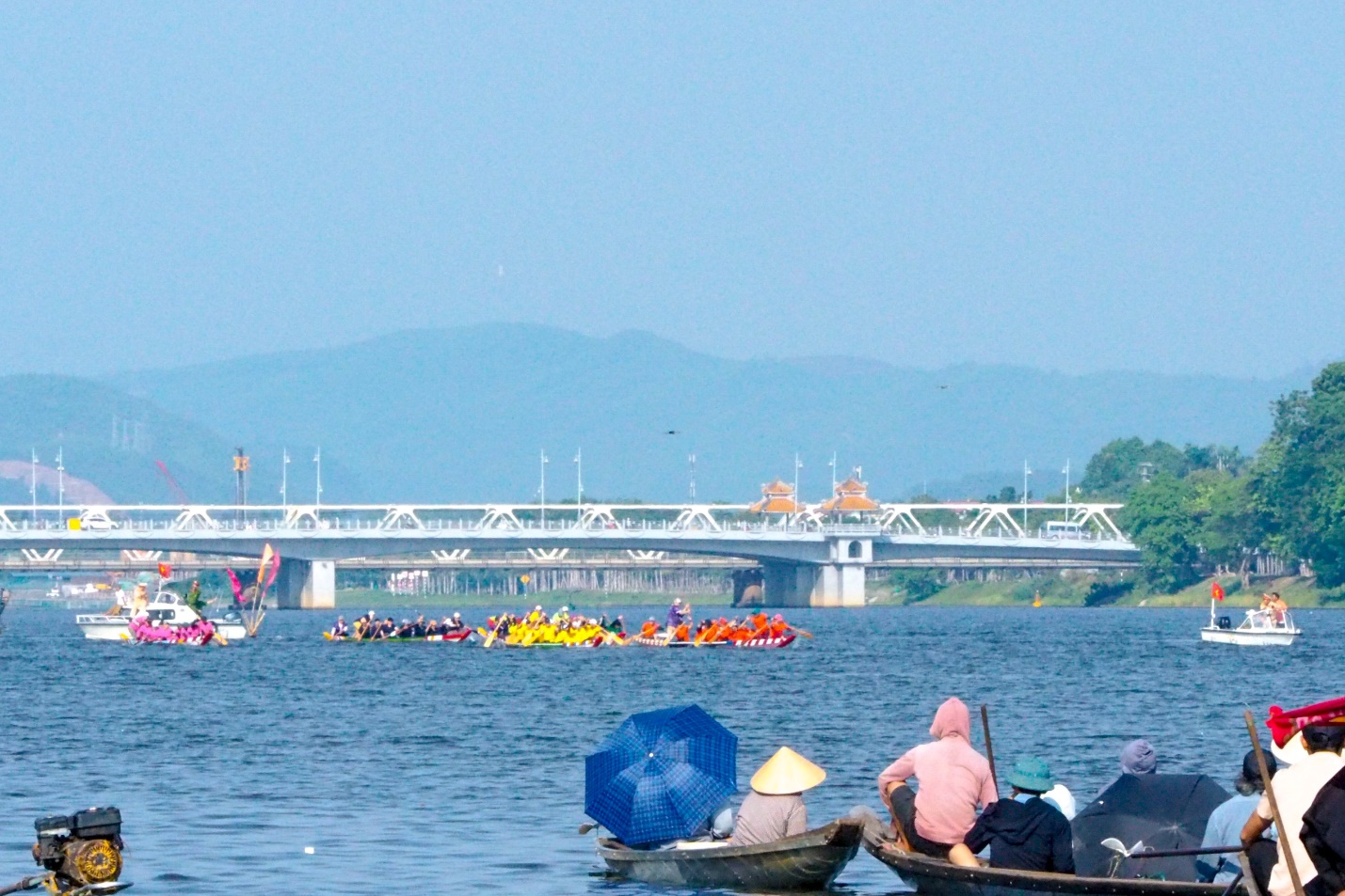 Đôi bờ sông Hương chật kín du khách xem đua ghe - 5