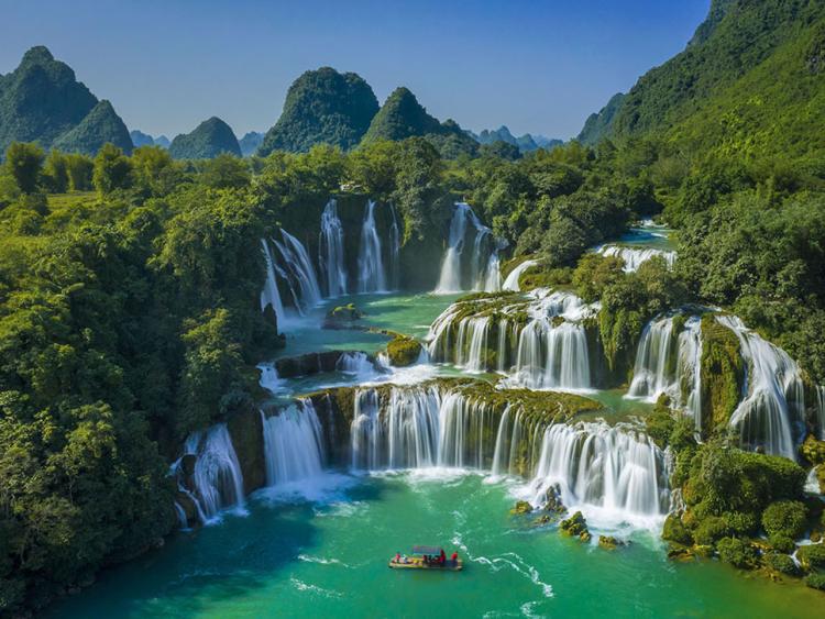 Du khách đến thác Bản Giốc có thể đi qua Trung Quốc tham quan tiếp