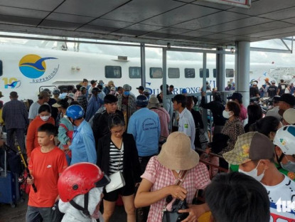 Chuyển động - Nối lại phà, tàu từ Nam Du, Phú Quốc, khách mặc áo mưa ra tàu