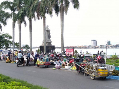 Suy ngẫm - Du khách buồn lòng với cảnh buôn bán lộn xộn trước tượng đài Mẹ Suốt