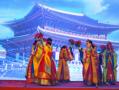 Lễ hội - Người dân Đà Nẵng hào hứng check-in lễ hội Việt - Hàn