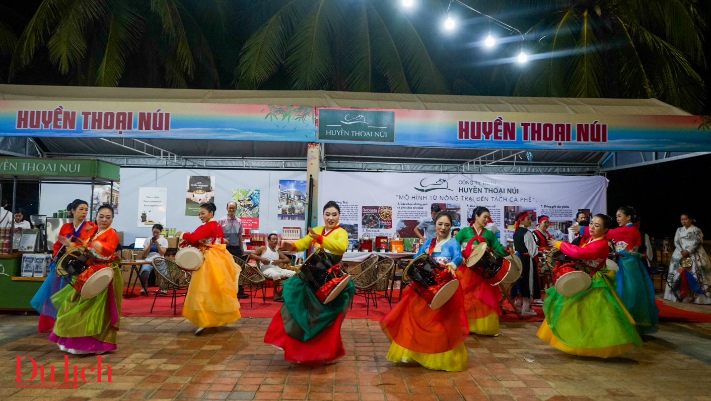 Người dân Đà Nẵng hào hứng check-in lễ hội Việt - Hàn - 3