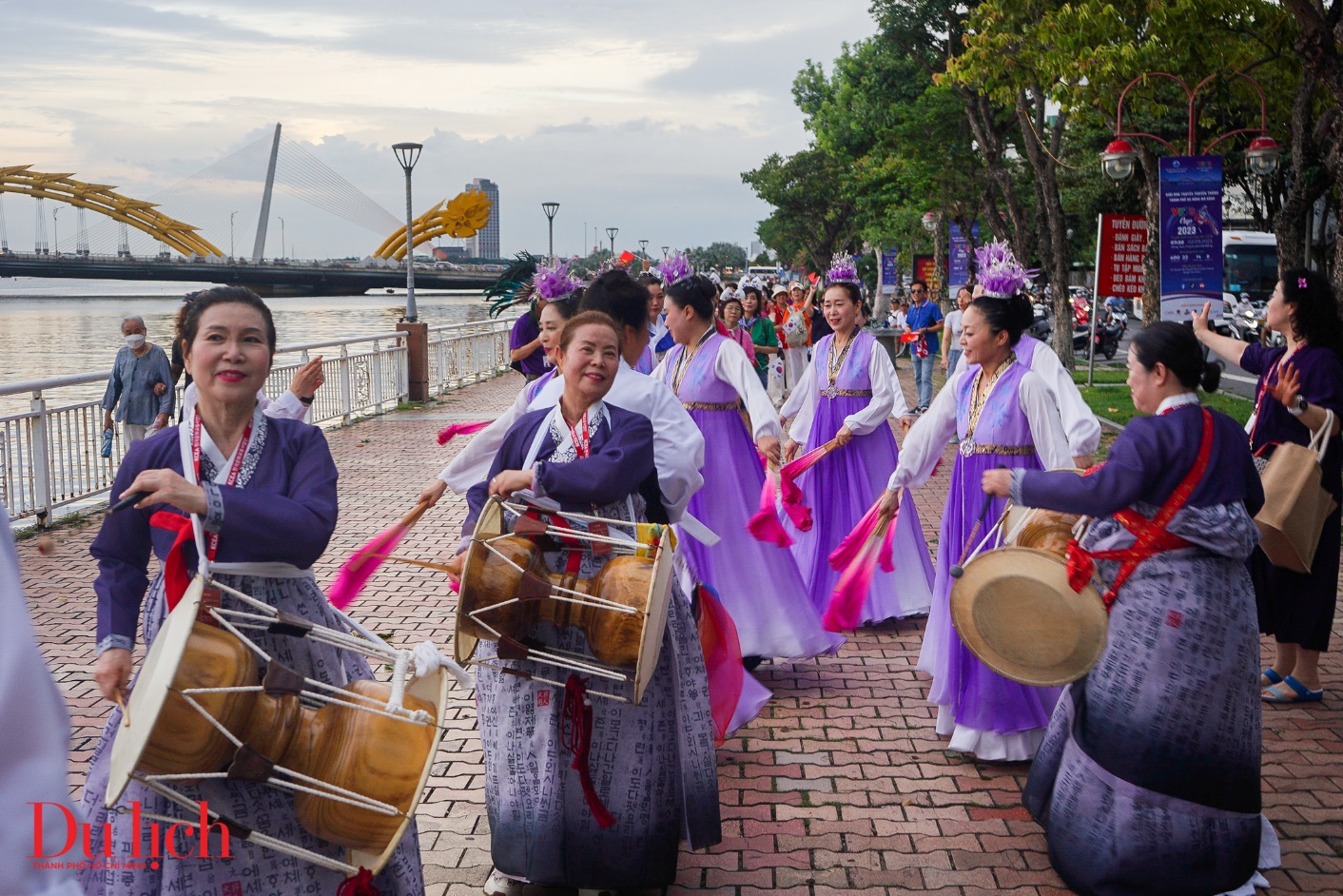 Người dân Đà Nẵng hào hứng check-in lễ hội Việt - Hàn - 6