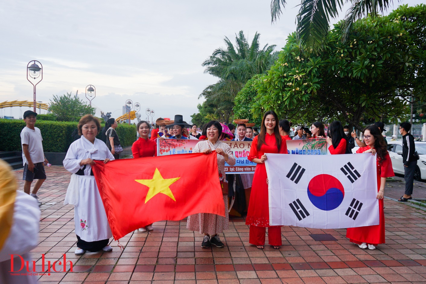 Người dân Đà Nẵng hào hứng check-in lễ hội Việt - Hàn - 10