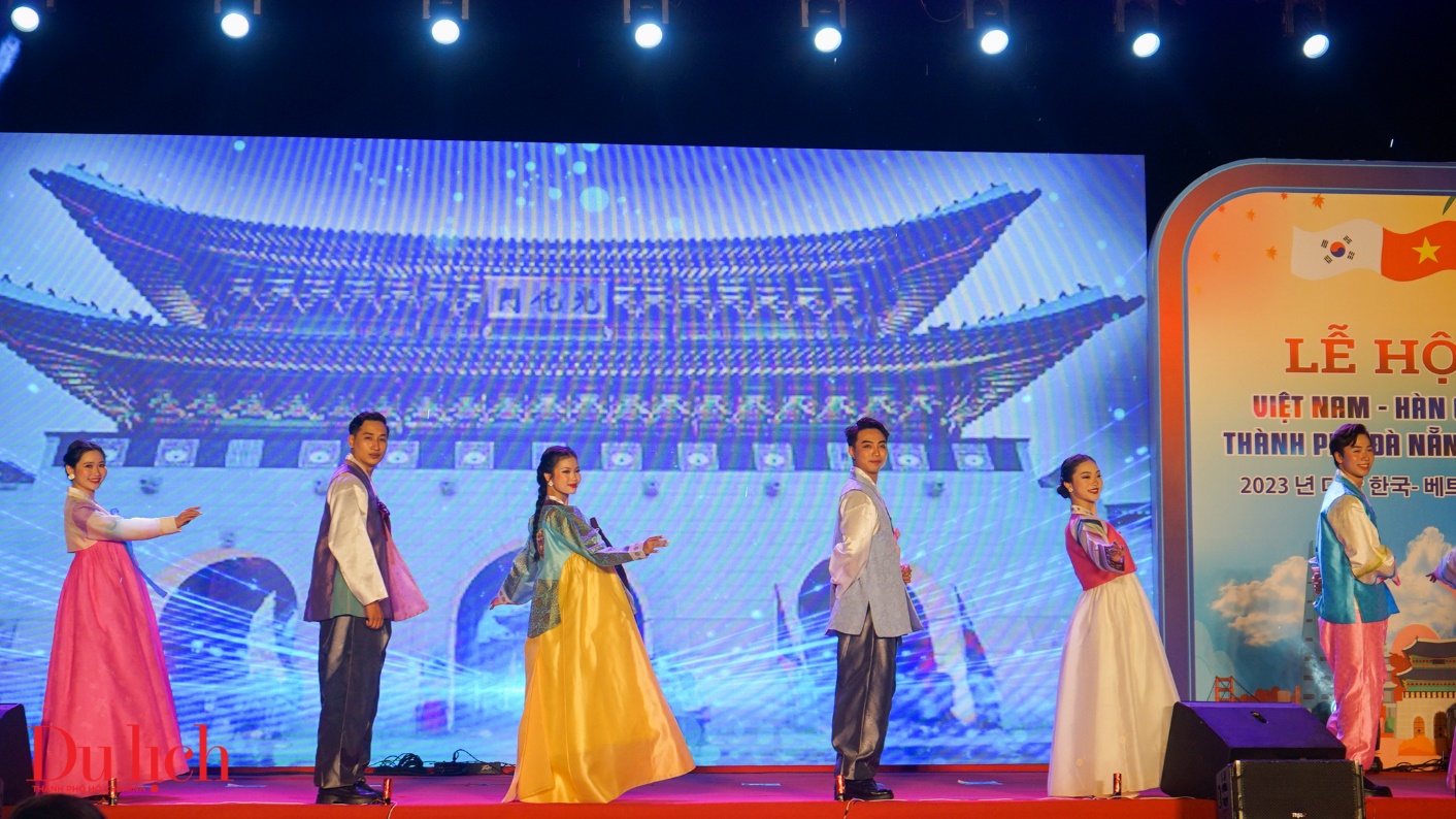 Người dân Đà Nẵng hào hứng check-in lễ hội Việt - Hàn - 11