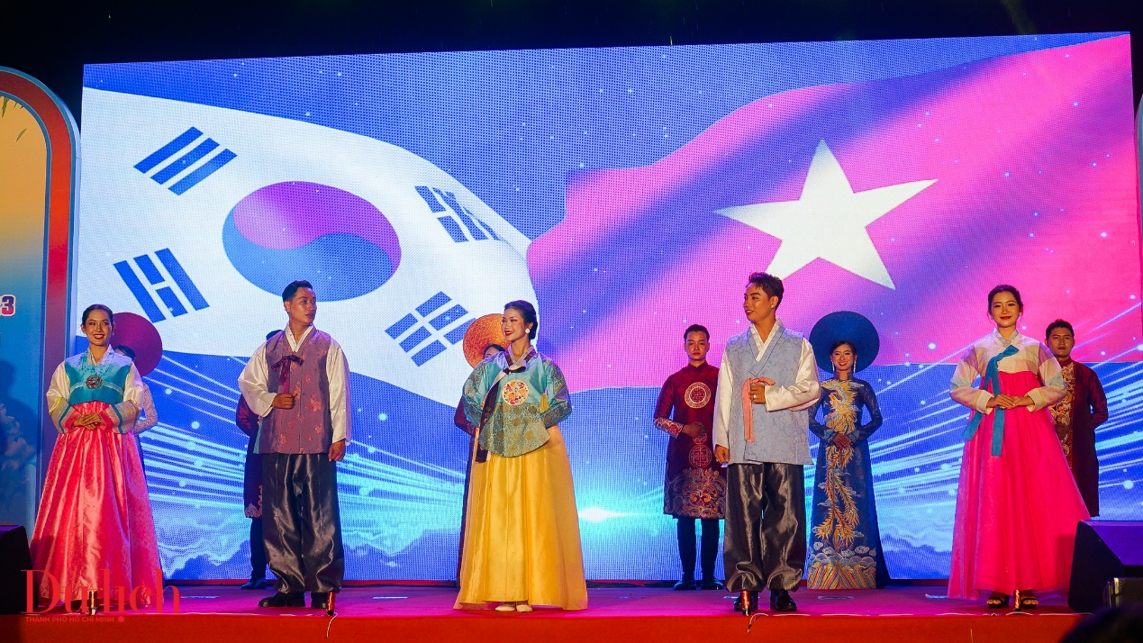 Người dân Đà Nẵng hào hứng check-in lễ hội Việt - Hàn - 4