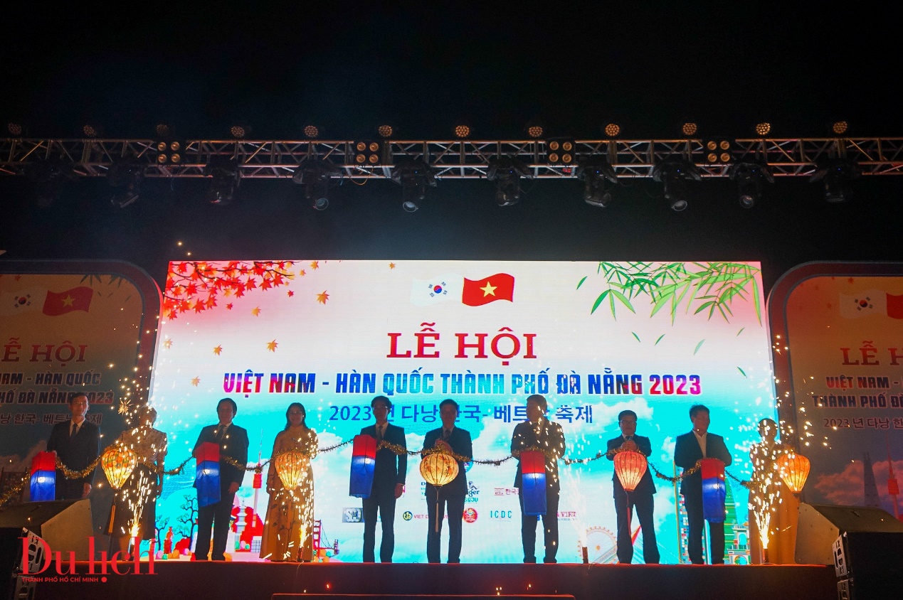 Người dân Đà Nẵng hào hứng check-in lễ hội Việt - Hàn - 1