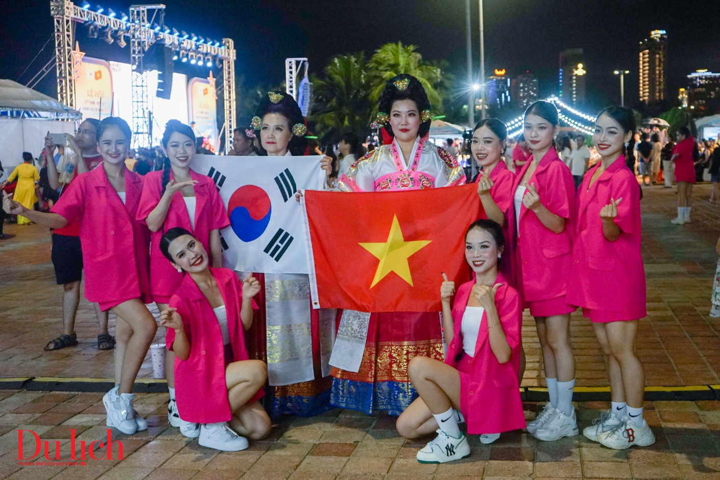 Người dân Đà Nẵng hào hứng check-in lễ hội Việt - Hàn - 2