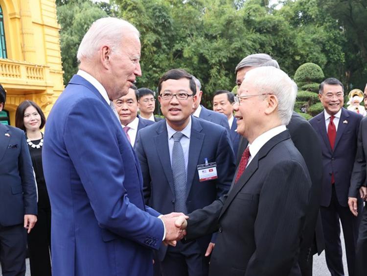 Tổng thống Mỹ Joe Biden bắt đầu chuyến thăm 'đặc biệt' đến Việt Nam