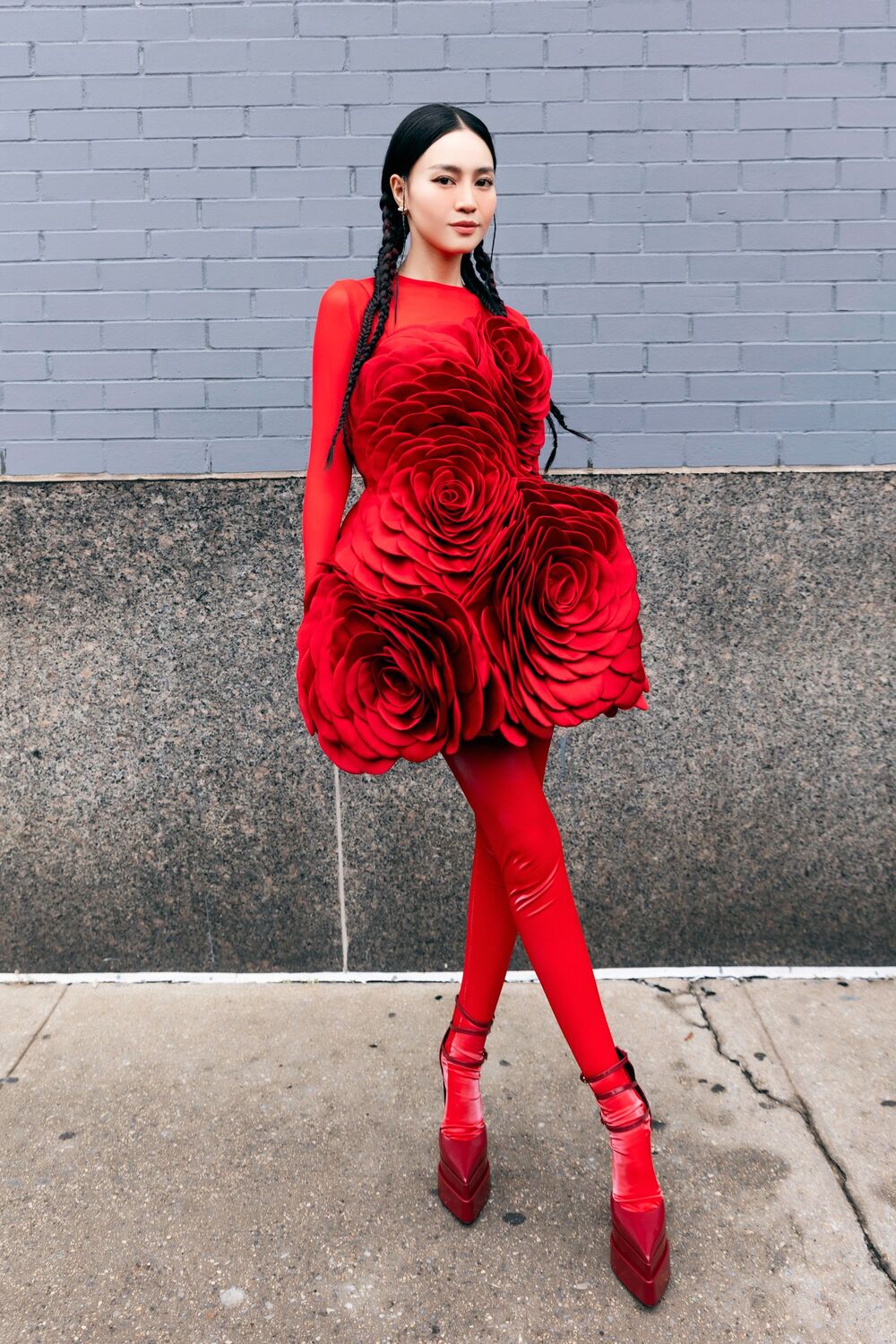 Miss Universe 2022 gợi cảm, Hoa hậu Hương Giang sang chảnh với sắc đỏ dự show của Đỗ Mạnh Cường ở New York - 5