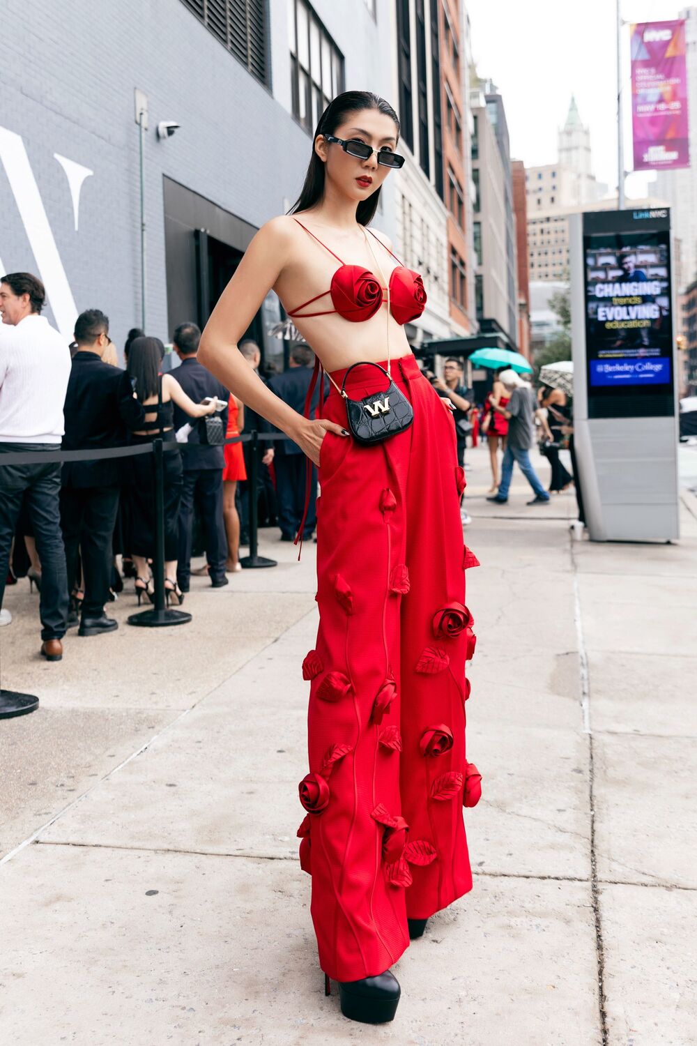 Miss Universe 2022 gợi cảm, Hoa hậu Hương Giang sang chảnh với sắc đỏ dự show của Đỗ Mạnh Cường ở New York - 12