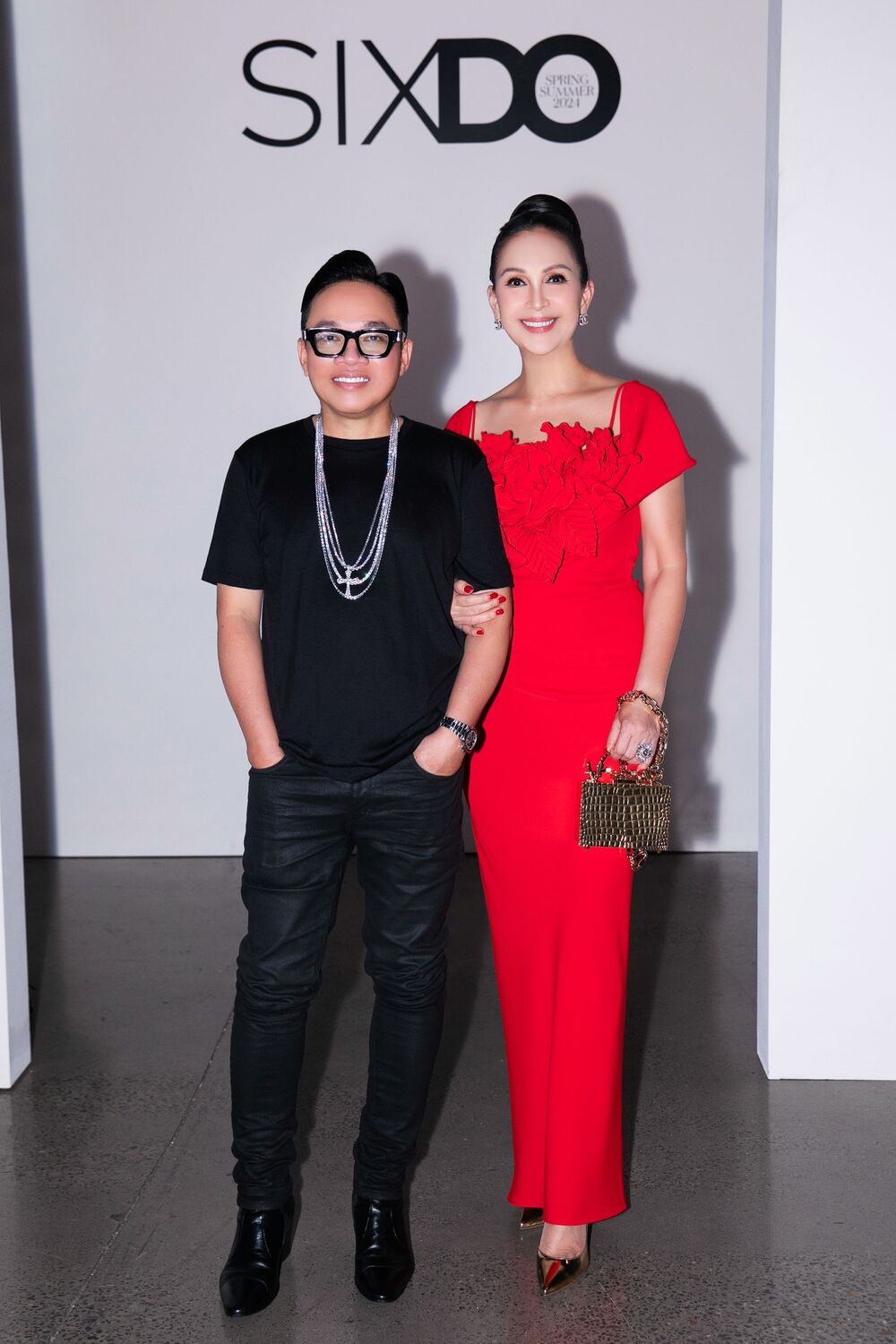 Miss Universe 2022 gợi cảm, Hoa hậu Hương Giang sang chảnh với sắc đỏ dự show của Đỗ Mạnh Cường ở New York - 3