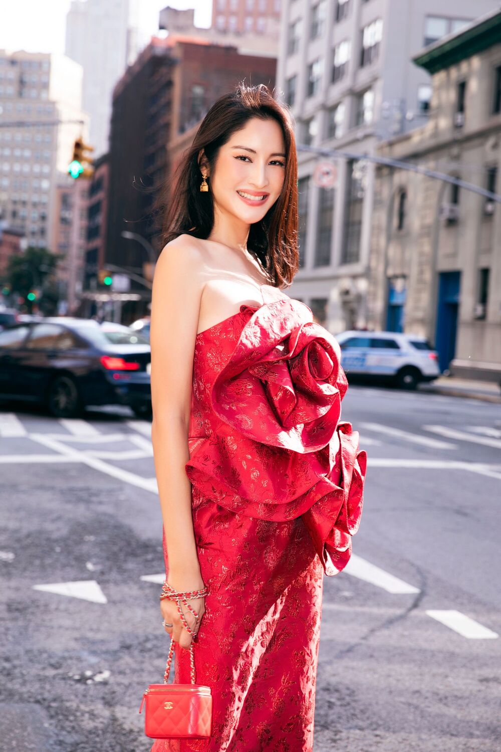 Miss Universe 2022 gợi cảm, Hoa hậu Hương Giang sang chảnh với sắc đỏ dự show của Đỗ Mạnh Cường ở New York - 2