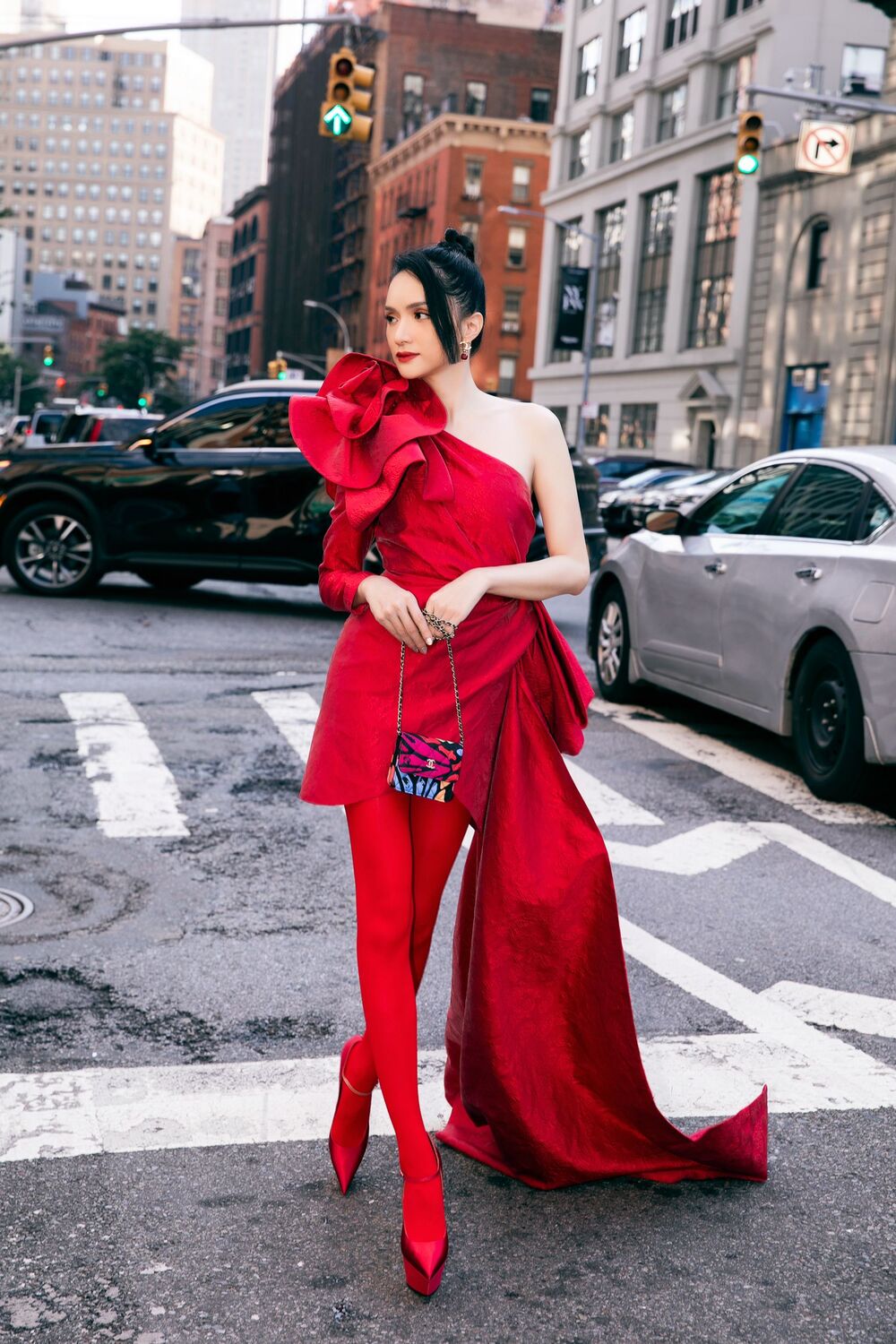 Miss Universe 2022 gợi cảm, Hoa hậu Hương Giang sang chảnh với sắc đỏ dự show của Đỗ Mạnh Cường ở New York - 7