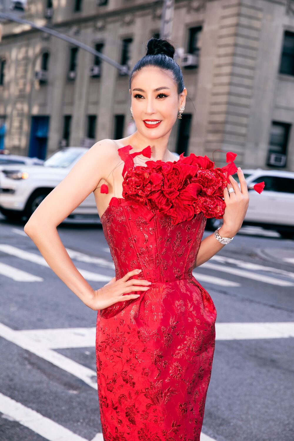 Miss Universe 2022 gợi cảm, Hoa hậu Hương Giang sang chảnh với sắc đỏ dự show của Đỗ Mạnh Cường ở New York - 4