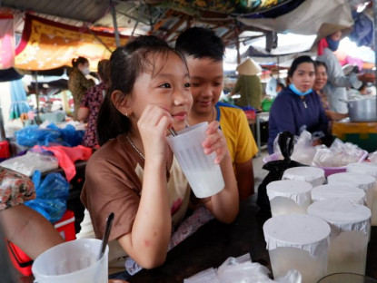 Ăn gì - Món quà vặt ‘thơm ngọt, say say’ có mặt hơn 6 thập kỷ ở chợ Cộn Quảng Bình