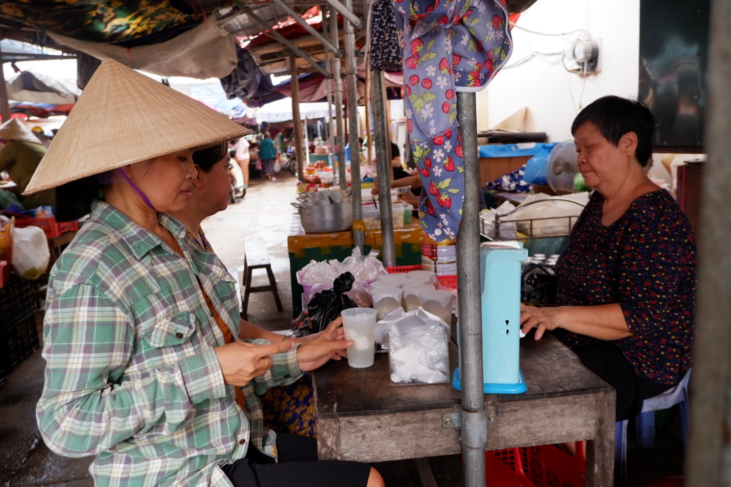 Món quà vặt ‘thơm ngọt, say say’ có mặt hơn 6 thập kỷ ở chợ Cộn Quảng Bình - 3