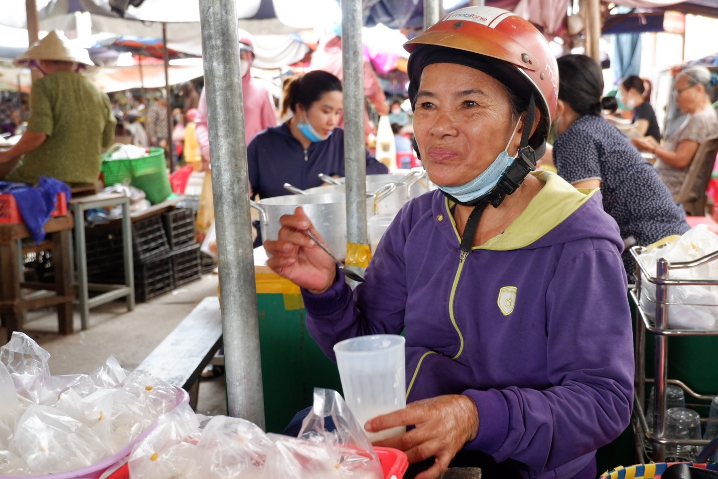 Món quà vặt ‘thơm ngọt, say say’ có mặt hơn 6 thập kỷ ở chợ Cộn Quảng Bình - 4