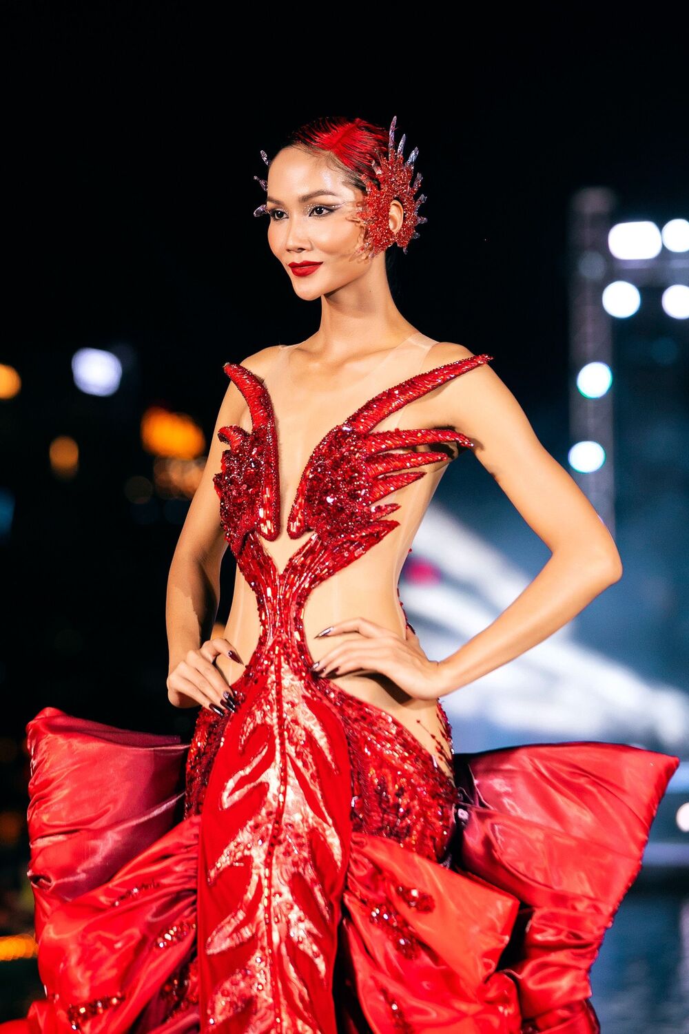 NTK Kiên Vũ "thăng hoa" với BST "Nguyệt hồi": Ánh trăng kí ức rực rỡ kể câu chuyện thời trang - 1