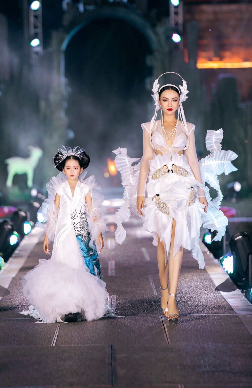 NTK Kiên Vũ "thăng hoa" với BST "Nguyệt hồi": Ánh trăng kí ức rực rỡ kể câu chuyện thời trang - 7