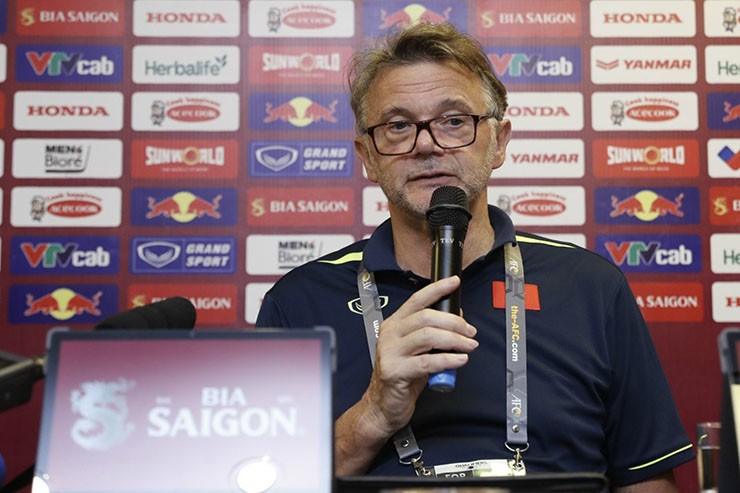 Họp báo U23 Việt Nam - U23 Singapore: HLV Troussier không trách cứ toàn đội - 2
